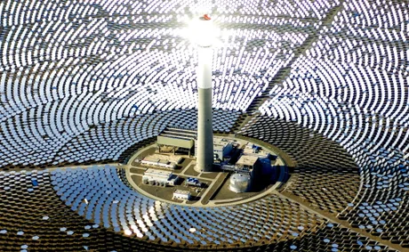 Centrala solară reflectă lumina soarelui, simbolizând tranziția energetică a Chinei.