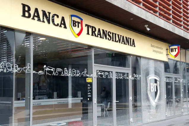 Sediul Băncii Transilvania, cu logo-ul vizibil și feronerie modernă.