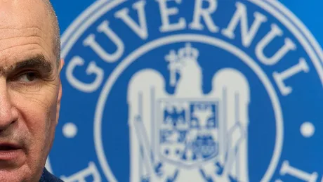 Un politician în fața siglei Guvernului României.