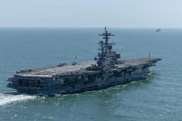 Portavionul USS George H.W. Bush navighează pe Marea Mediterană în misiune militară.
