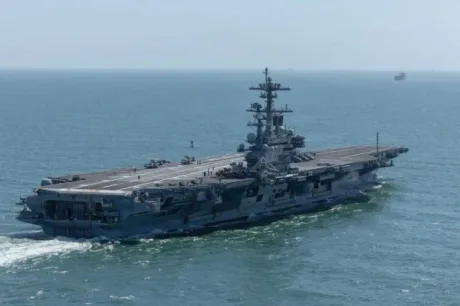 Portavionul USS George H.W. Bush navighează pe Marea Mediterană în misiune militară.