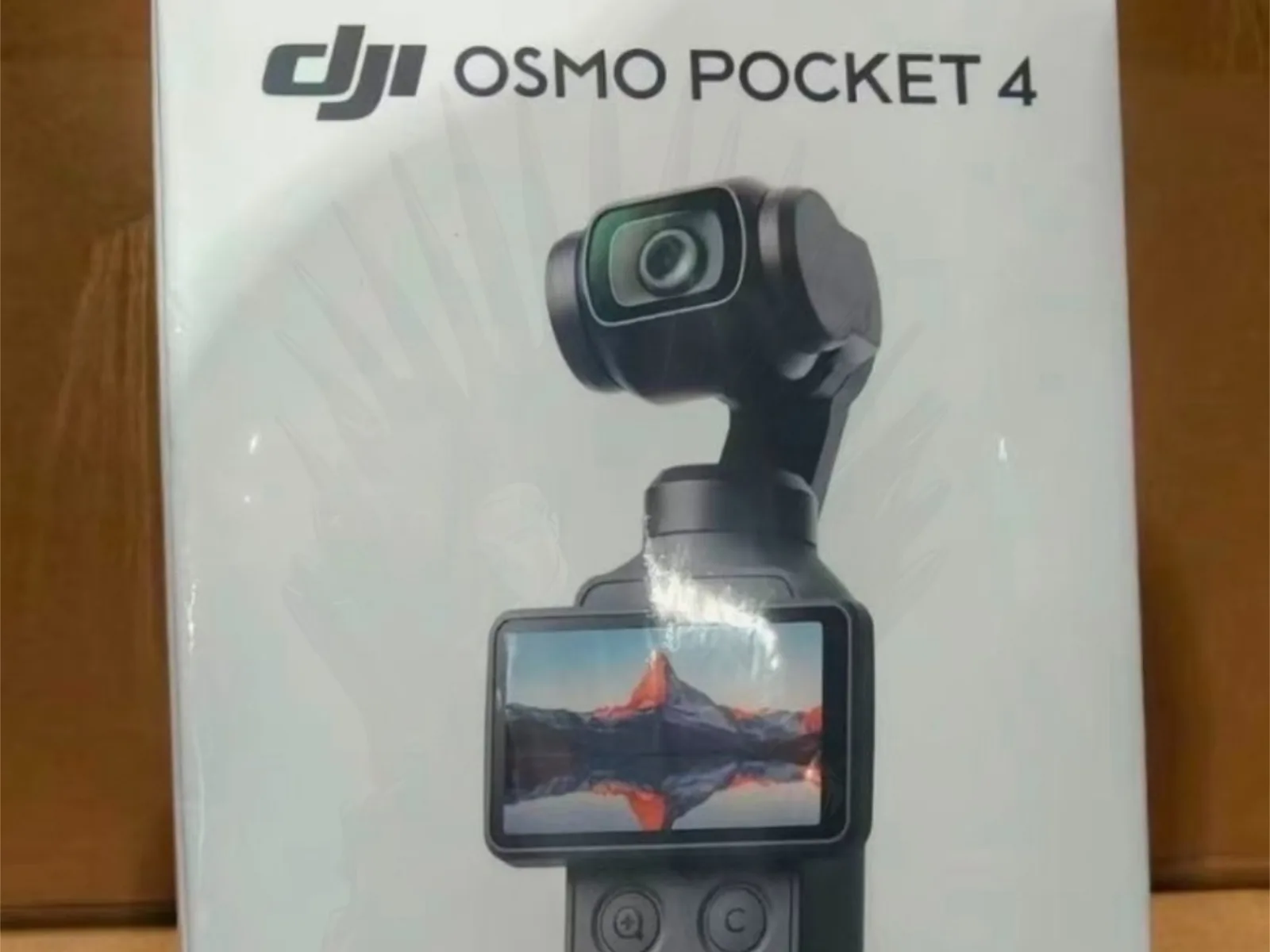 Cutie pentru DJI Osmo Pocket 4, cu design modern și ecran vizibil.