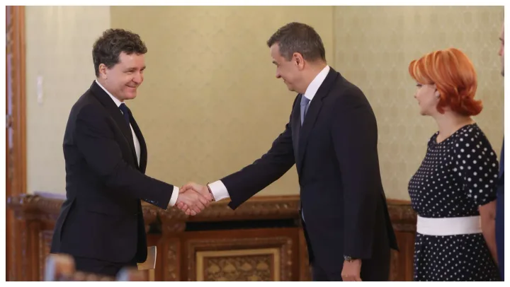Nicușor Dan și Ilie Bolojan se salută la Cotroceni.