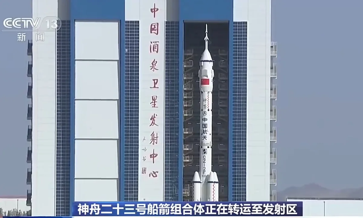 Nava Shenzhou-23 și racheta Long March-2F pe rampa de lansare în China.