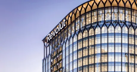 Clădire modernă cu logo-ul Revolut pe fațadă, simbolizând inovația financiară.
