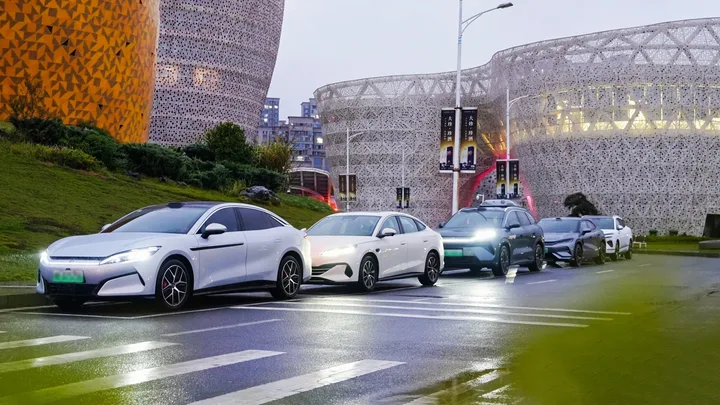 Restricții pentru mașinile din China în baze militare poloneze.