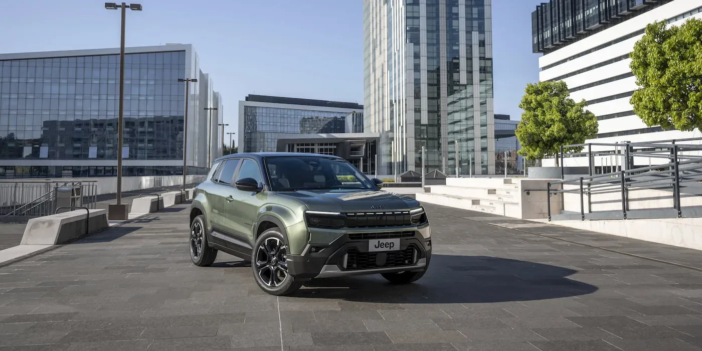 Un vehicul electric modern parcat într-un oraș european contemporan.