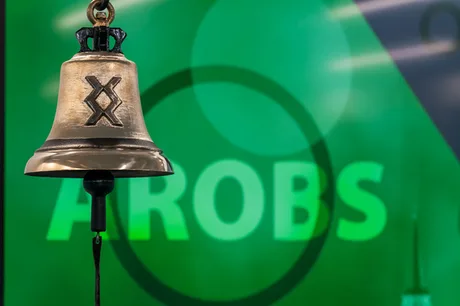 Clopot simbolic AROBS pe fundal verde, reprezentând succesul companiei.