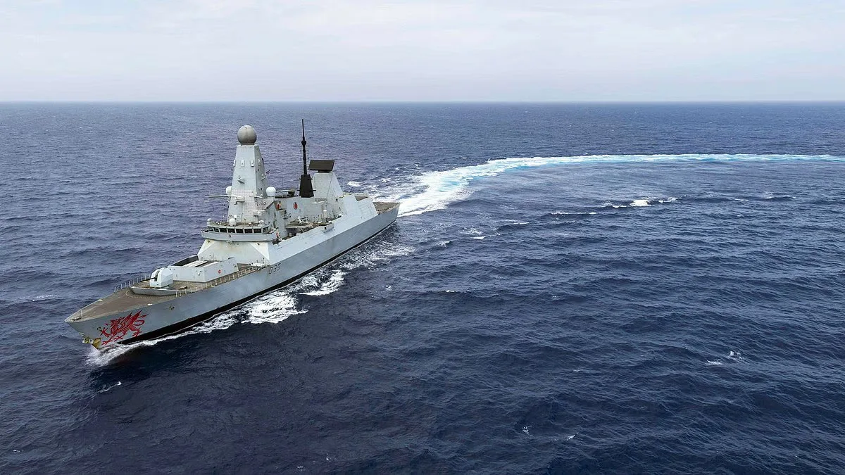 Distrugătorul HMS Dragon execută manevre de evitare în Mediterană pentru apărarea aeriană.