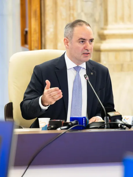 Alexandru Nazare discutând despre deficitul bugetar la o reuniune.