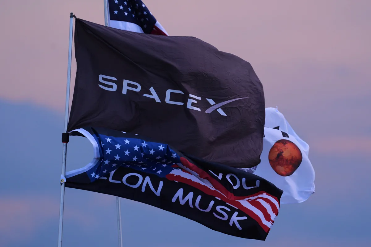 Steaguri SpaceX și mesaje de susținere pentru Elon Musk