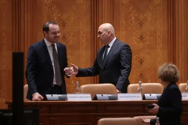 Petrișor Peiu și Ilie Bolojan discutând în Parlament.