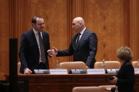 Petrișor Peiu și Ilie Bolojan discutând în Parlament.