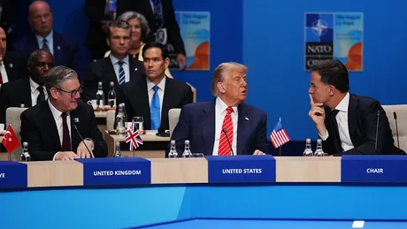 Reuniune NATO cu lideri europeni și americani, discutând despre securitate.