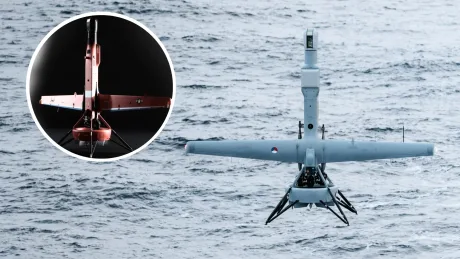 Dronă V-BAT în zbor pe apă, utilizată de marina olandeză pentru supraveghere.