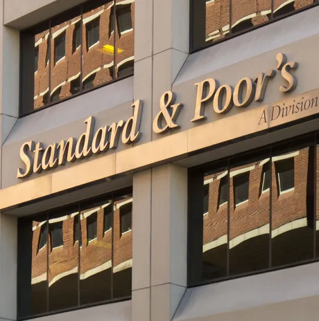 Clădirea Standard & Poor's reflectă mediul urban din jur.