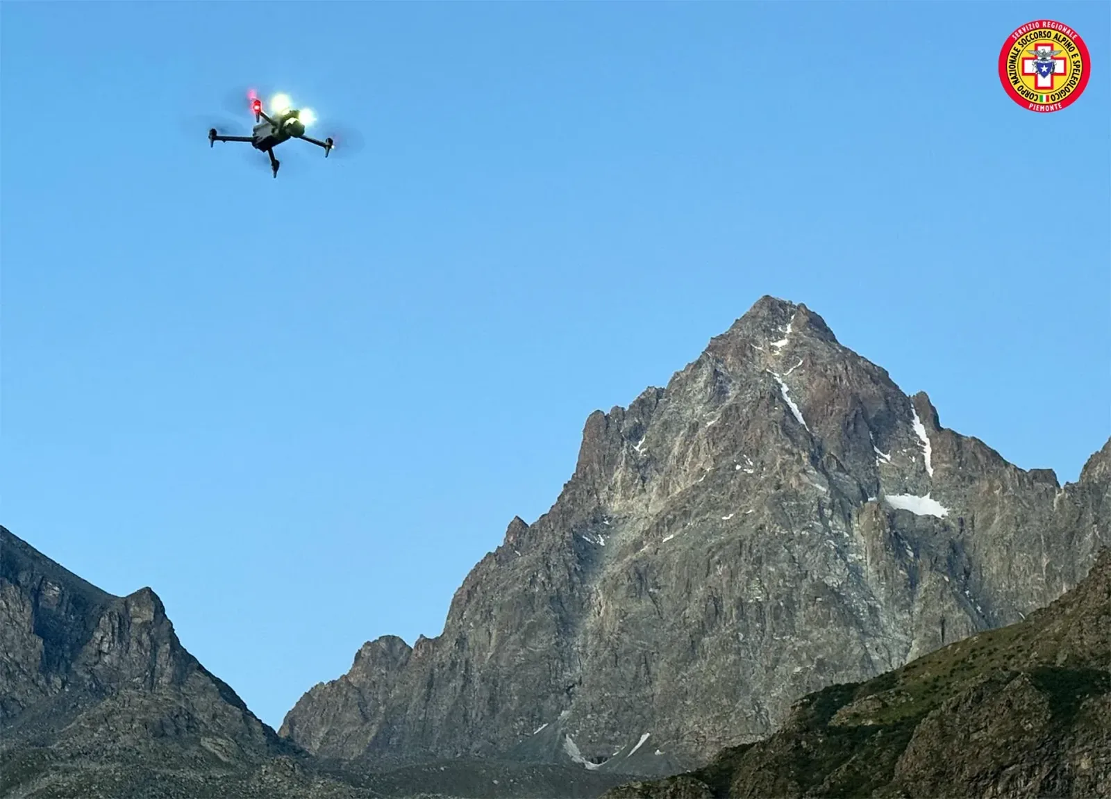 Dronele analizează terenul montan pentru a localiza alpinistul dispărut în Alpii italieni.