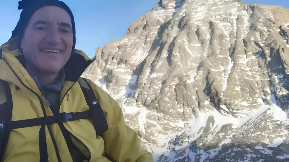 Nicola Ivaldo zâmbind pe fundalul unui vârf montan din Alpi