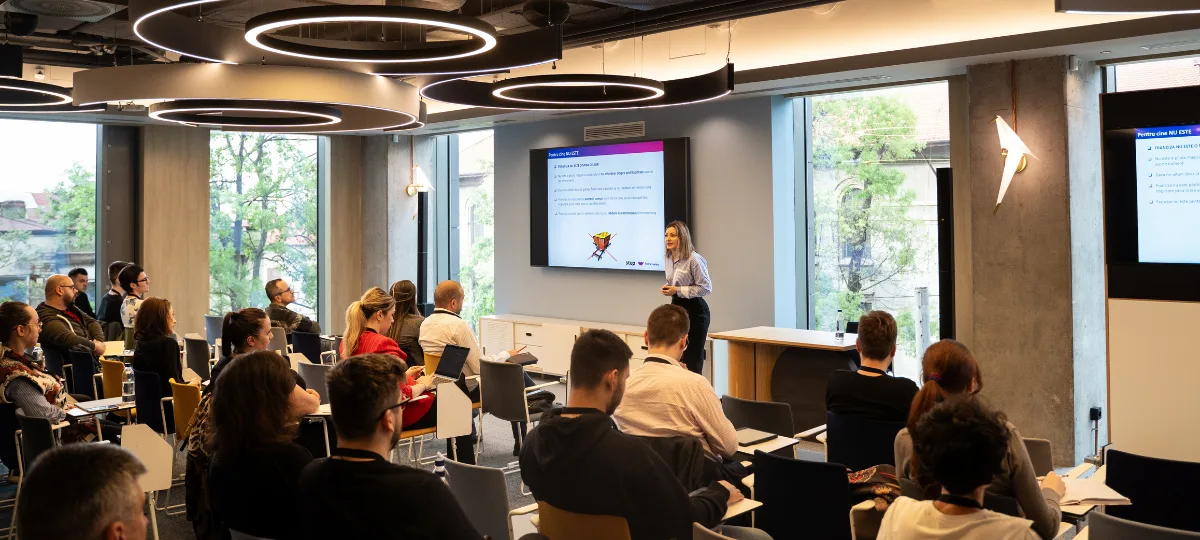 Participanți la un workshop dedicat digitalizării antreprenorilor, discutând soluții tehnologice.