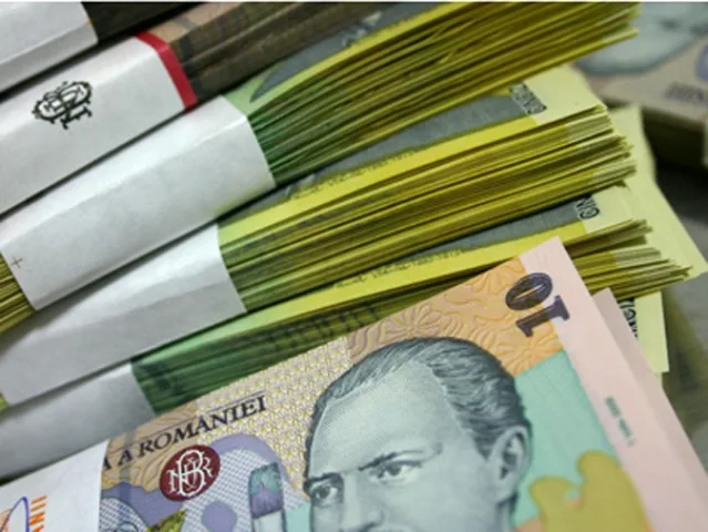 Bancnote românești aranjate pe o masă, simbolizând economia națională.