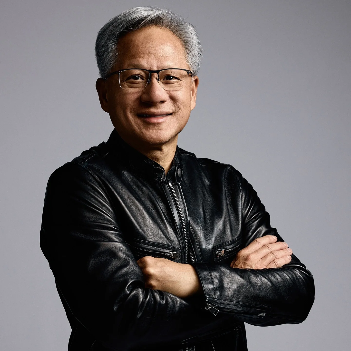 Jensen Huang zâmbește în timp ce poartă o jachetă neagră.