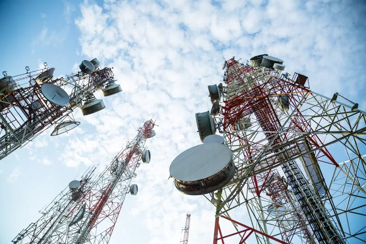 Turnuri de telecomunicații sub un cer senin, simbolizând conectivitatea modernă.