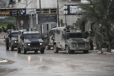 Vehicule militare israeliene în Cisiordania, în contextul tensiunilor regionale.