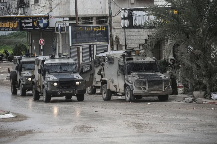 Vehicule militare israeliene în Cisiordania, în contextul tensiunilor regionale.