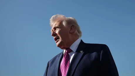 Donald Trump discutând despre un proiect de sculpturi pentru aniversarea Americii.