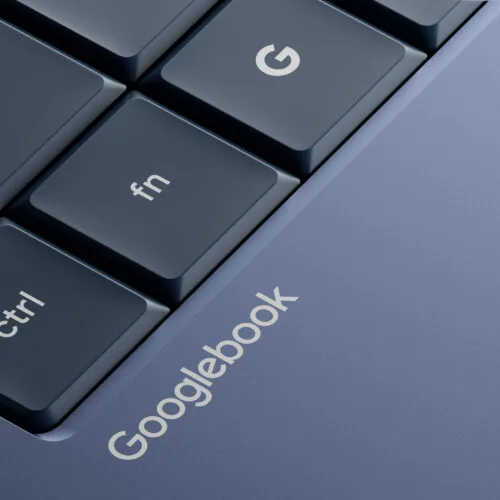 Detaliu al tastaturii unui laptop Googlebooks, cu logo-ul vizibil.