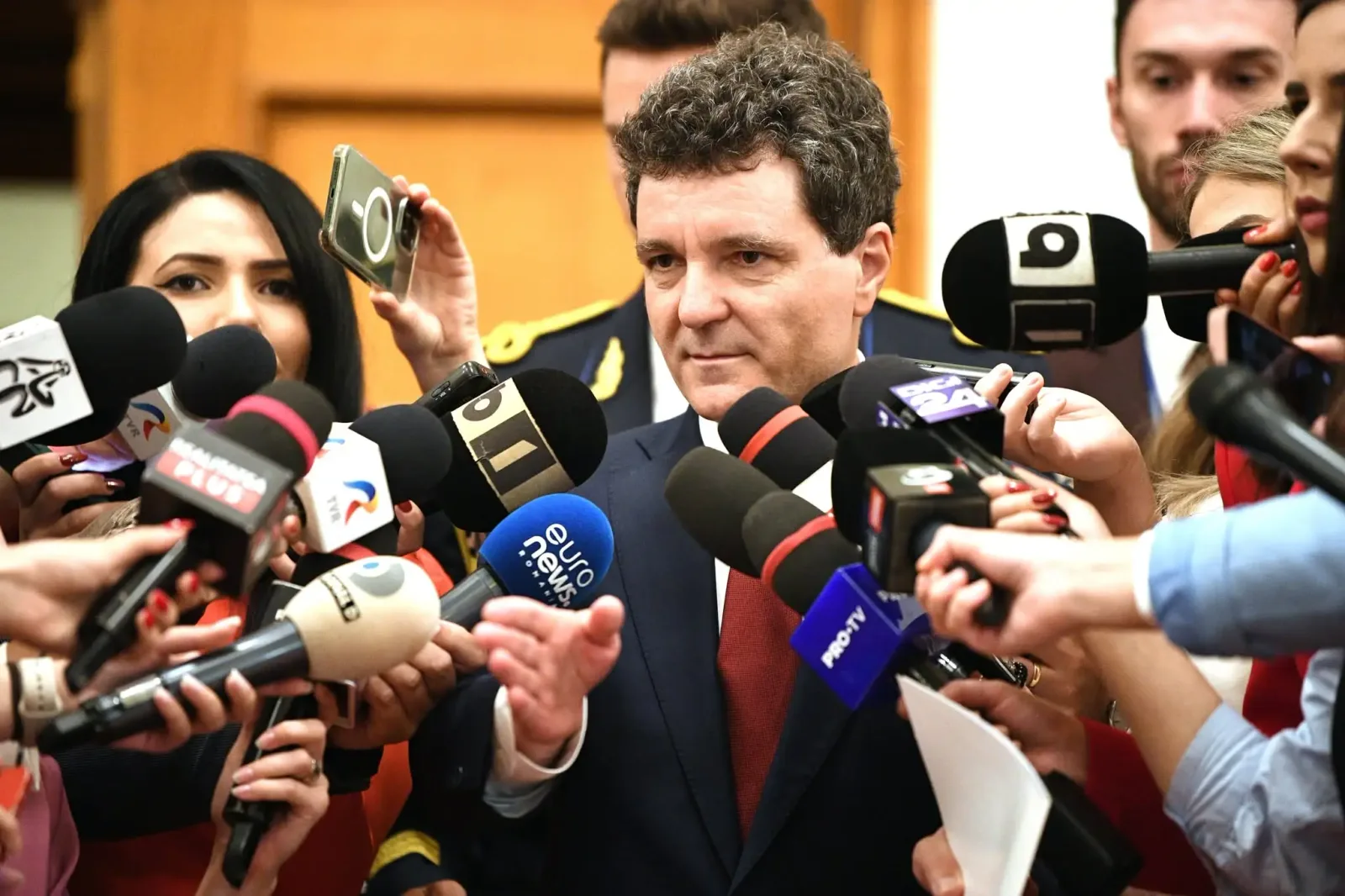 Nicușor Dan discutând cu jurnaliști în fața Parlamentului.