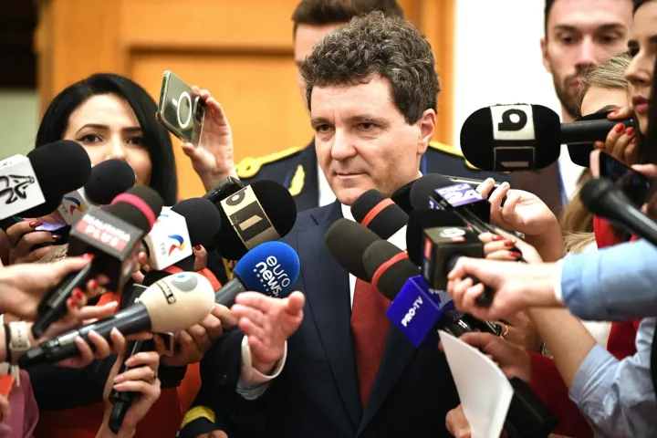 Nicușor Dan discutând cu jurnaliști în fața Parlamentului.