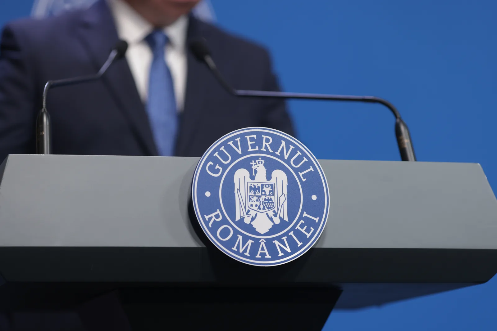 Logo-ul Guvernului României pe un fundal albastru.