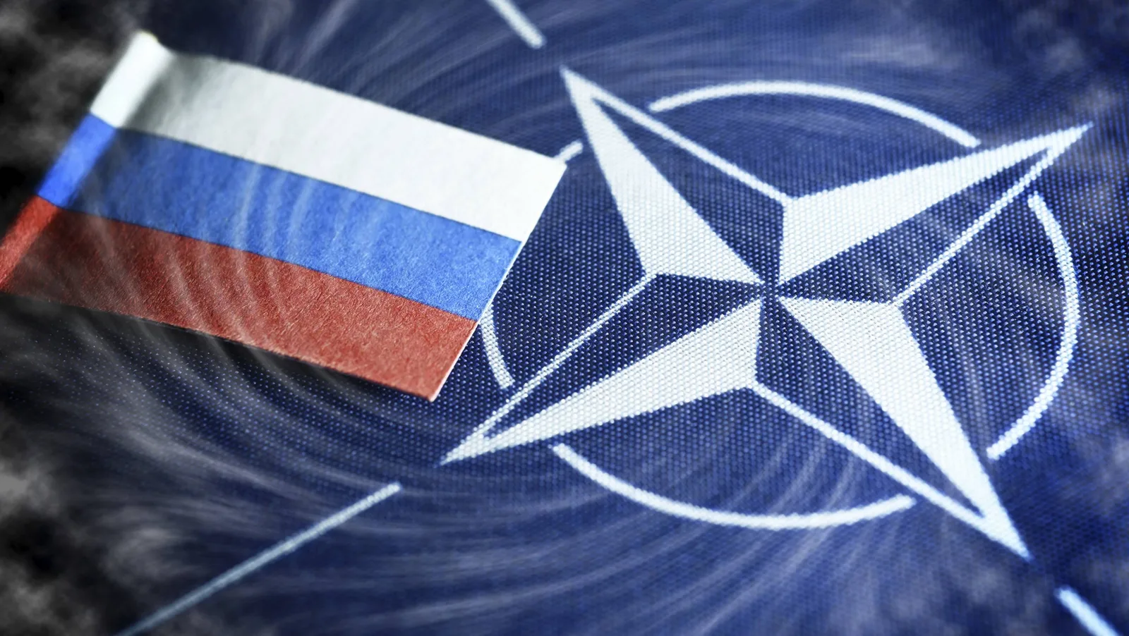 Steagul Rusiei și simbolul NATO pe un fundal dinamic.