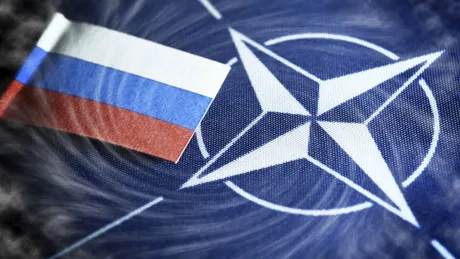 Steagul Rusiei și simbolul NATO pe un fundal dinamic.