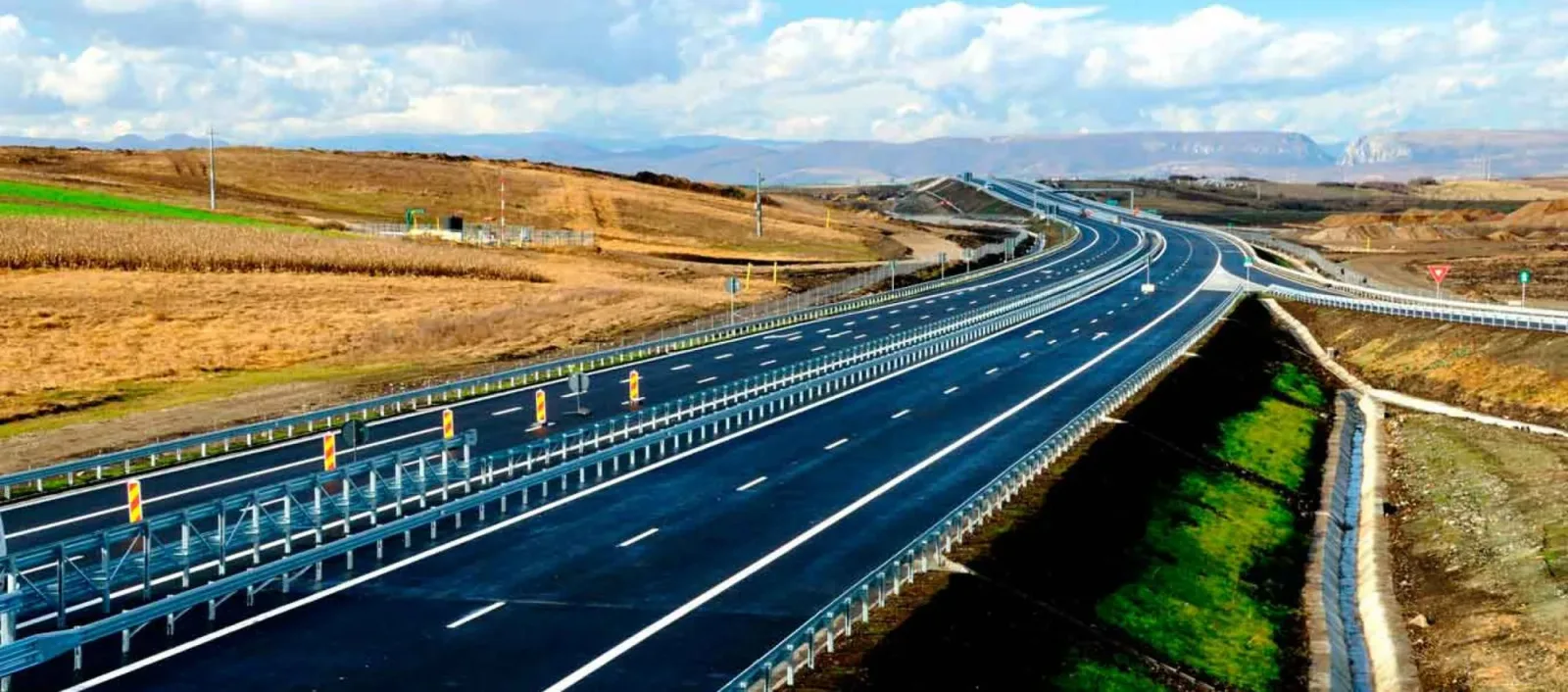 Peisaj al autostrăzii Transilvania, cu lucrări în desfășurare între Oradea și Cluj-Napoca.