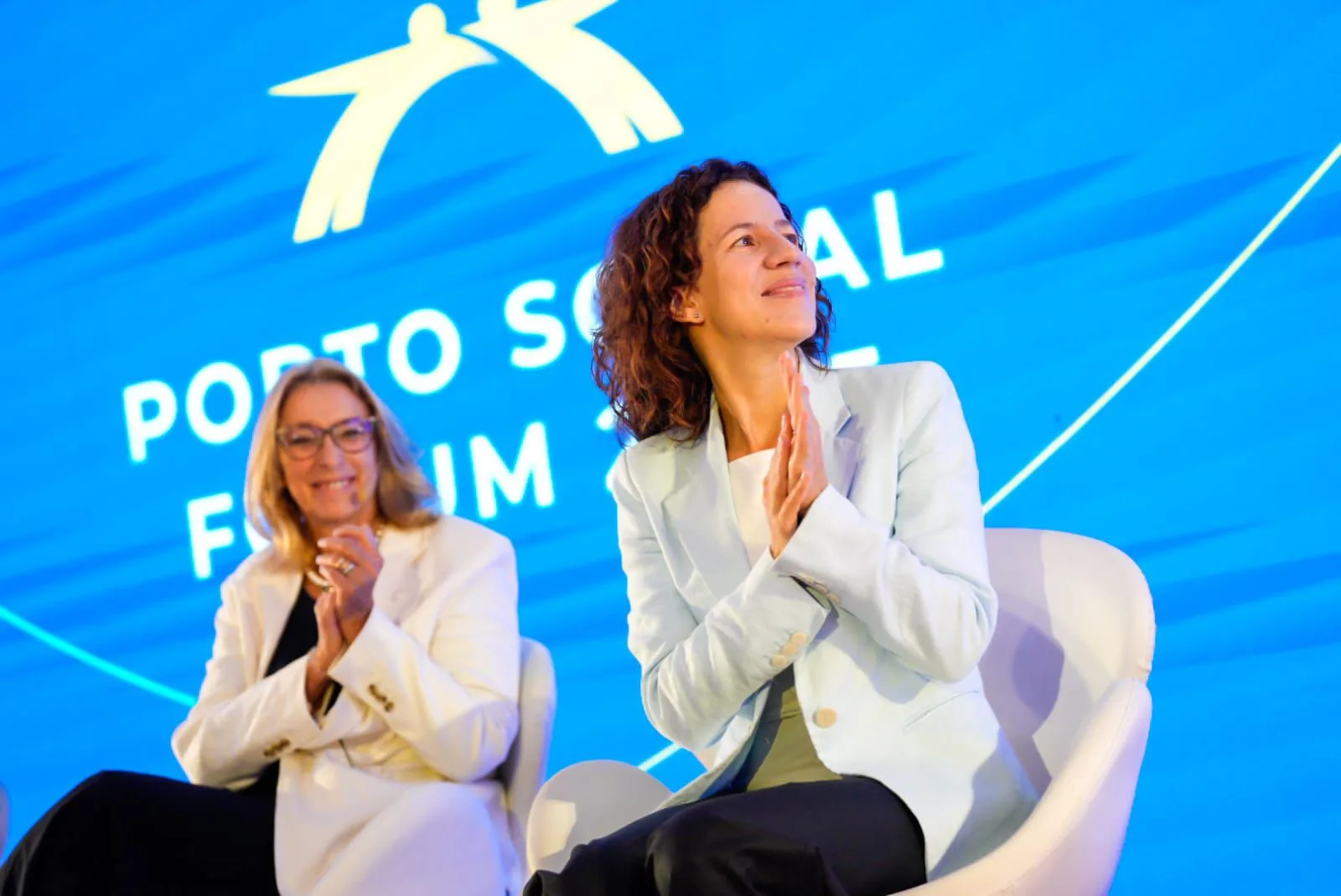 Două femei discutând despre provocările IMM-urilor în recrutare.