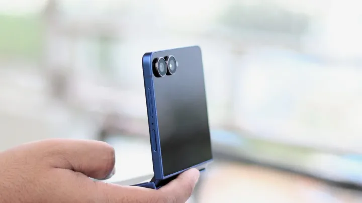 Un telefon pliabil cu un design elegant și un ecran fără cută.
