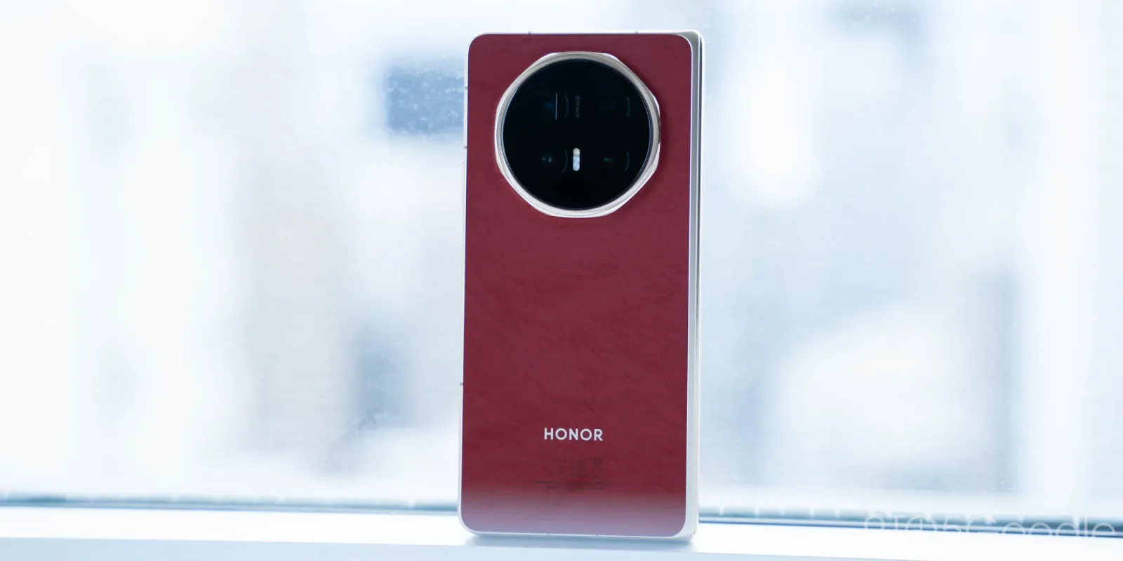 Telefon Honor cu baterie mare, testat pentru autonomie extinsă.