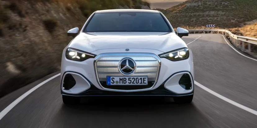 Noul Mercedes C-Class electric pe drum, evidențiind designul modern și aerodinamic.