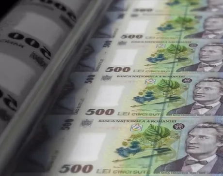 Bancnote de lei românești aranjate pe un suport, evidențiind moneda națională.