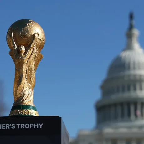 Trofeul Cupei Mondiale expus în fața unei clădiri emblematică.