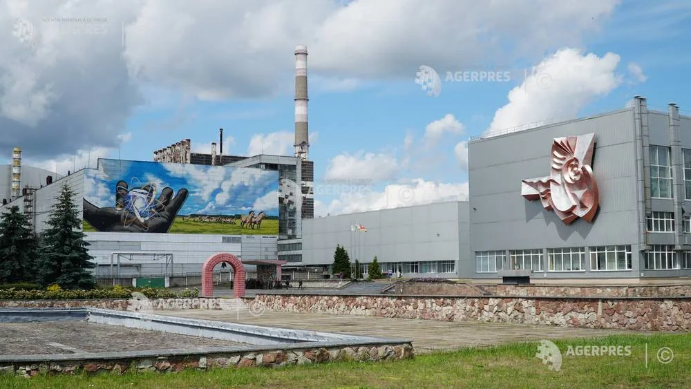 Vedere a reactorului nr. 4 de la Cernobîl, cu structuri de protecție vizibile.