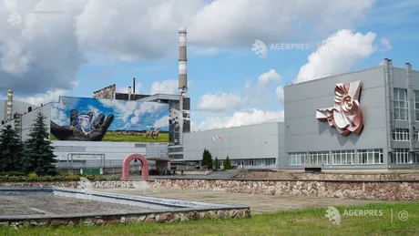 Vedere a reactorului nr. 4 de la Cernobîl, cu structuri de protecție vizibile.