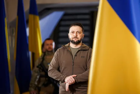 Volodimir Zelenski în fața drapelului ucrainean, discutând despre atacurile cu drone.