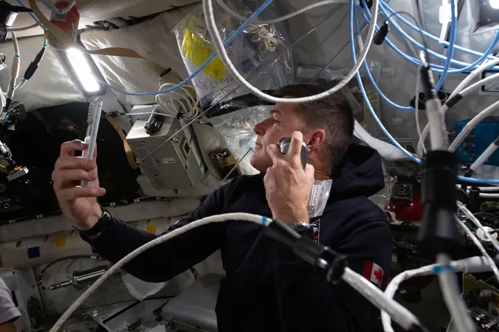 Astronaut realizând un selfie în interiorul navei Orion.