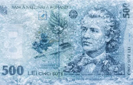 Bancnotă de 500 lei acoperită cu gheață, simbolizând volatilitatea economică.