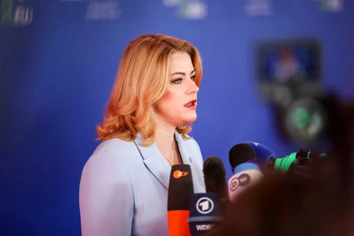 Evika Siliņa anunță demisia în fața presei, în contextul crizei politice din Letonia.