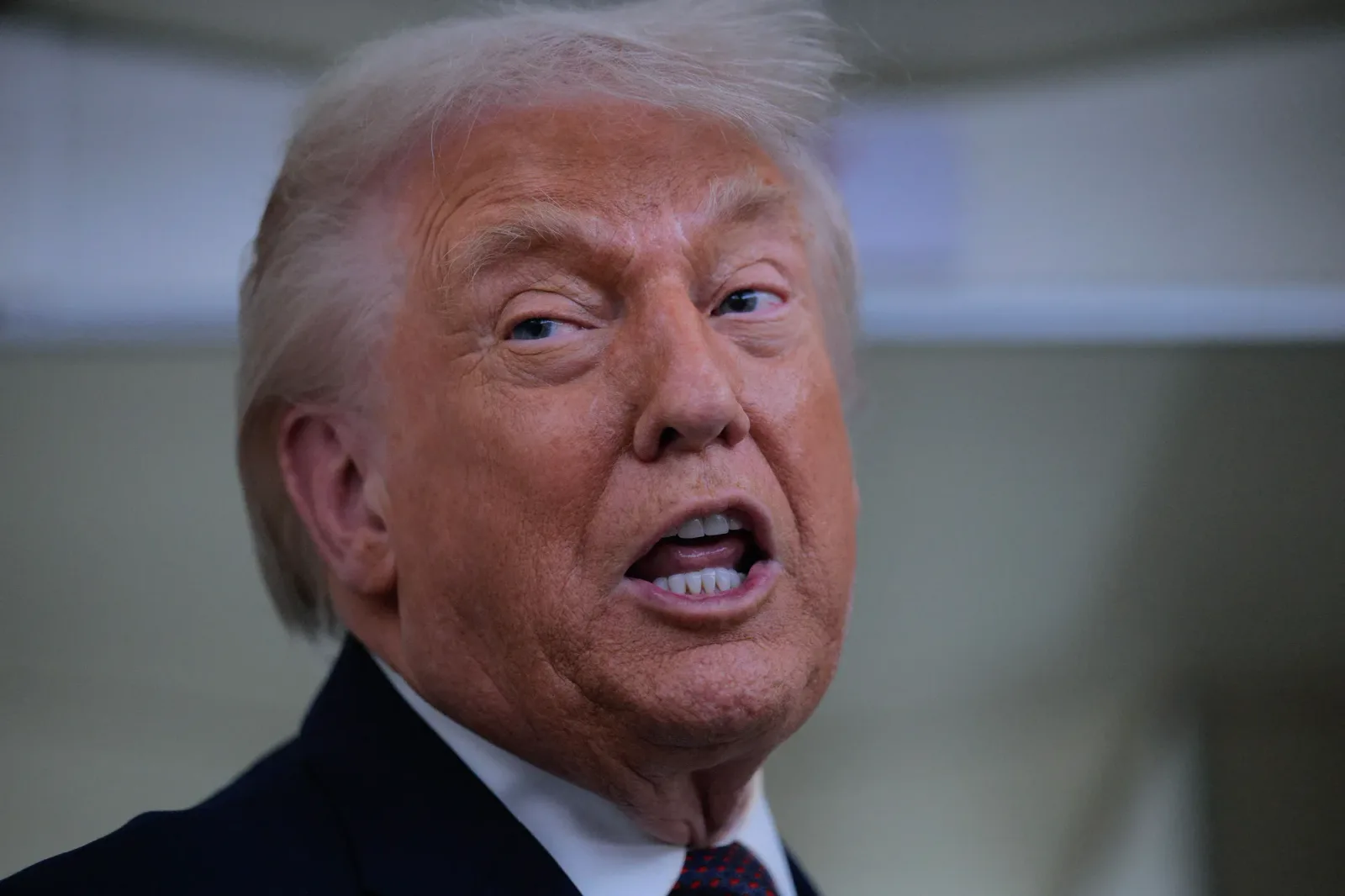 Doug Burgum discutând despre transportul aurului din Venezuela.