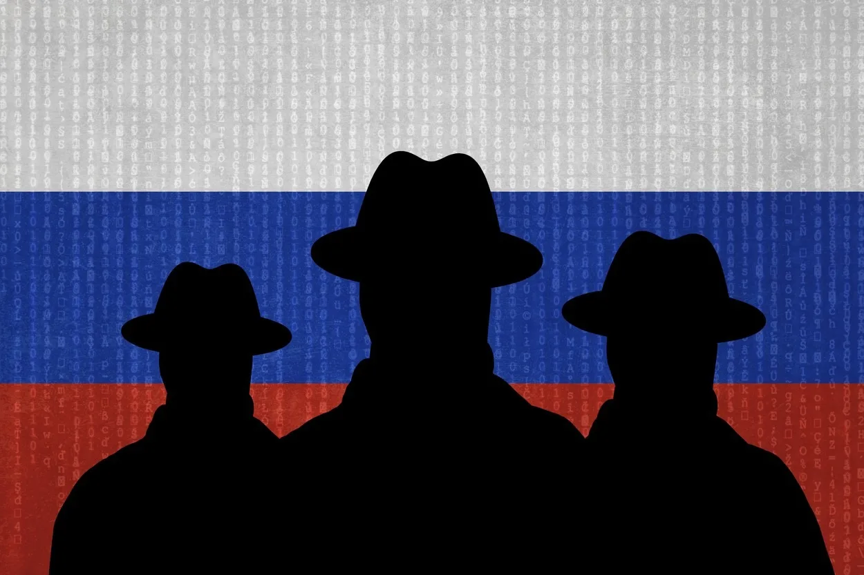 Silhouette de spioni pe fundalul steagului Rusiei, simbolizând amenințările de securitate.